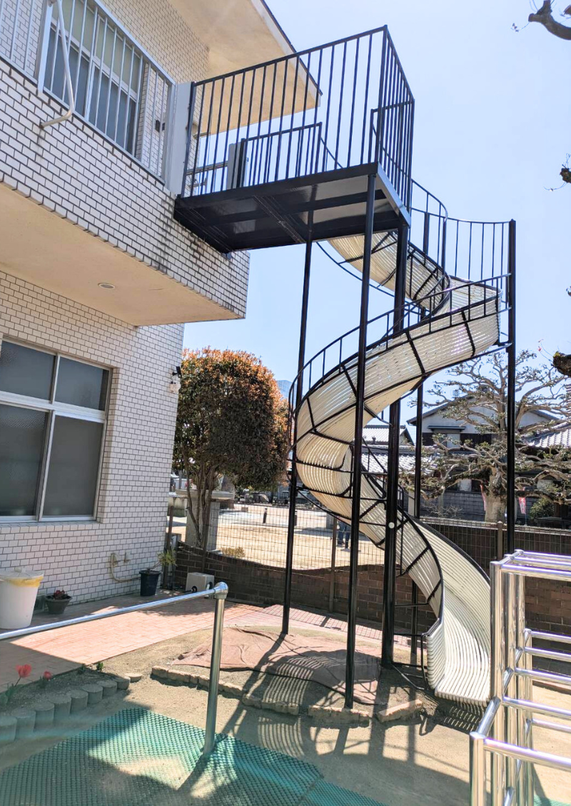 滑り台　ホワイト　ブラック　塗装